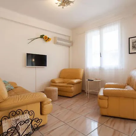 Sleeps 6 Air Con Wifi *